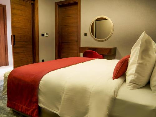 Postel nebo postele na pokoji v ubytování Ramada Hotel & Suites by Wyndham Erbil 32 Park