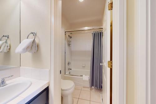 ベンドにあるDeschutes Delightのトイレと洗面台を備えた白いバスルーム