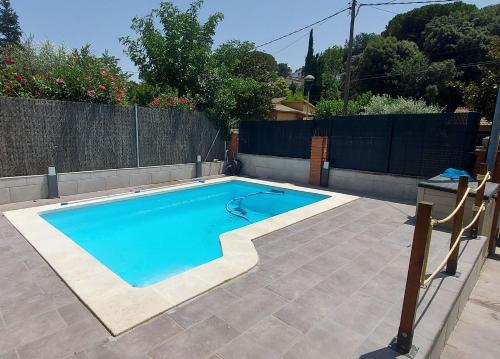 una pequeña piscina en un patio trasero con una valla en Casa parque Natural Montseny con piscina, barbacoa y Chimenea, en Sant Antoni de Vilamajor