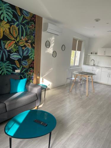 ein Wohnzimmer mit einem Sofa und einem Tisch in der Unterkunft Villa 418 in Saint-Raphaël