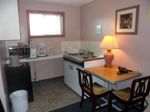 Η κουζίνα ή μικρή κουζίνα στο The Silver Birch Motel