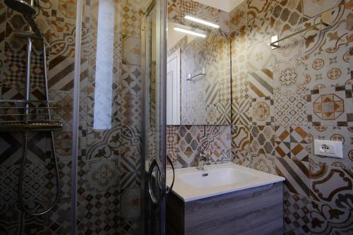 bagno con lavandino e doccia di B&B Relais Radoccia a San Vito Chietino