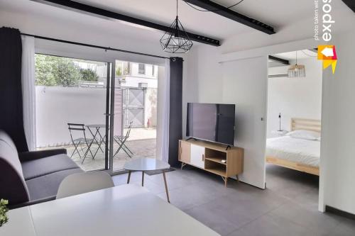 Il comprend un salon avec un lit et une télévision ainsi qu'une chambre. dans l'établissement Le Lumineux l Clim l Parking l Terrasse l Paisible, à Istres