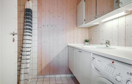 FæbækにあるShusのバスルーム(シンク、シャワー付)