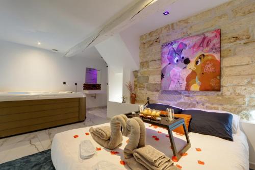 Suite Romantique - Centre historique, Jacuzzi, wifi, 10min gare