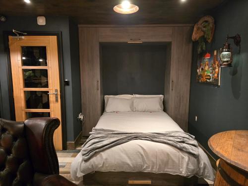 1 dormitorio con 1 cama en una habitación en The Pub - Unique & Authentic Experience - Free Parking!, 5 minutes from Airbus en Bristol