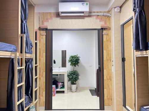 una camera con una porta che conduce a una camera da letto di Nhật's Sapa Central Hostel a Sa Pa
