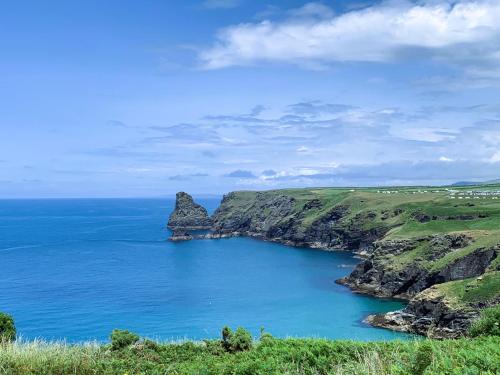 Blick auf den Ozean mit Felsformation in der Unterkunft Sandpipers Cottage - Devon Sleeps 4, Garden, rural, Dog friendly in Holsworthy