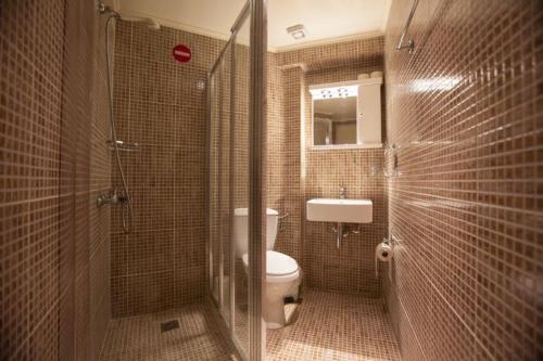 y baño con ducha, aseo y lavamanos. en New Kydonia Apartment 30 en Kato Daratso