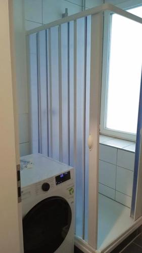 uma máquina de lavar roupa num quarto com uma janela em Viva Zimmer in Heilbronn Zentrum em Heilbronn