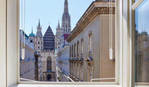 uma vista da cidade a partir de uma janela em The Leo Grand em Viena