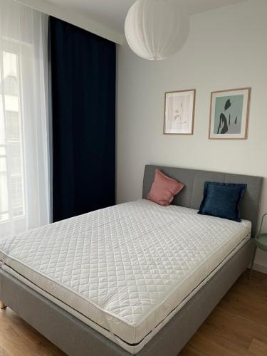 een bed in een kamer met een groot matras bij Apartament na Starówce in Elblag