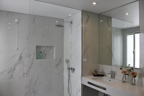 a bathroom with a shower and a sink and a mirror at Vicente´s LOB ( Lobos Ocean Breeze) in Câmara de Lobos