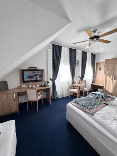 um quarto de hotel com uma cama e uma sala de jantar em Hotel Sonne em Weingarten