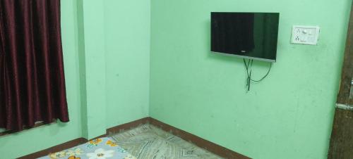 GhāzīpurにあるMaa durga guest houseの壁掛けテレビ付きの部屋の角