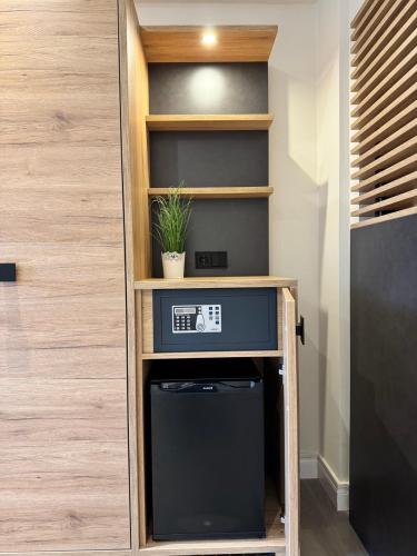 a laundry room with a washer and dryer on a shelf at Hotel Schultheiss Hameln in Hameln