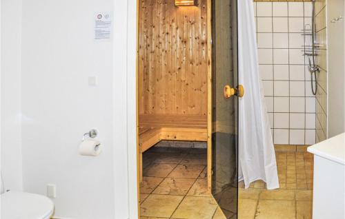 EgernsundにあるLovely Home In Egernsund With Wifiのバスルーム(木製のドア付きのシャワー付)