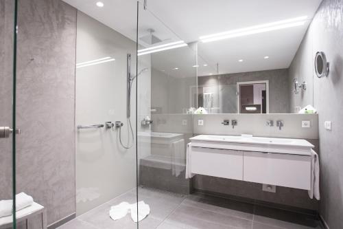 bagno con doccia e lavandino di Hotel Jagdhaus Wiese a Schmallenberg