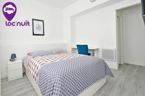 - une chambre blanche avec un lit et une chaise bleue dans l'établissement Loc'Nuit - Appartements Tout Confort - Hyper Centre AGEN, à Agen