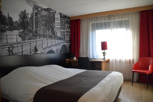 Habitación de hotel con cama y ventana en Bastion Hotel Heerlen en Heerlen