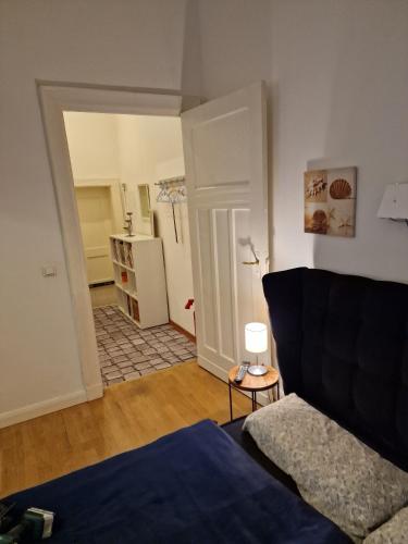 ein Wohnzimmer mit einem Bett und eine Küche in der Unterkunft Appartement Berlin Charlottenburg in Berlin