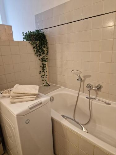La salle de bains est pourvue d'une baignoire, de toilettes et d'un lavabo. dans l'établissement Appartement Berlin Charlottenburg, à Berlin