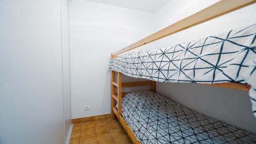 - une petite chambre avec des lits superposés dans l'établissement Le Jean Barth II - 35 - Appt lumineux 6 pers, au Cap d'Agde