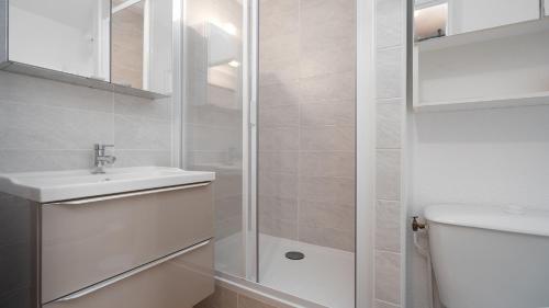 une salle de bain avec toilettes, lavabo et douche dans l'établissement Le Jean Barth II - 35 - Appt lumineux 6 pers, au Cap d'Agde