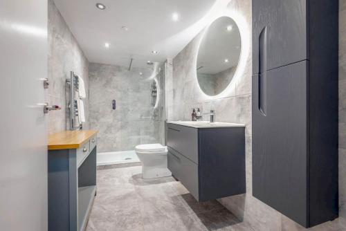 W łazience znajduje się umywalka, toaleta i lustro. w obiekcie Gibson Place - 15 Secs to The Old Course: Parking Nearby w mieście St Andrews