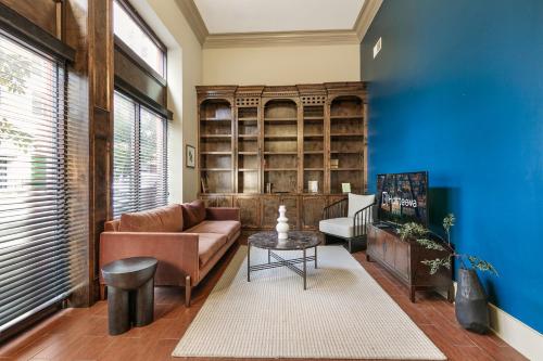 una sala de estar con un sofá y una mesa en Chuck's Place, en Nueva Orleans
