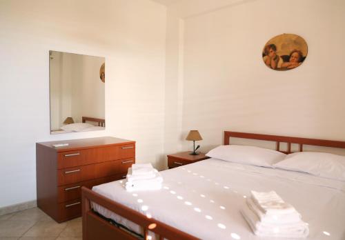a bedroom with a bed and a sink and a mirror at Verande in Sampieri
