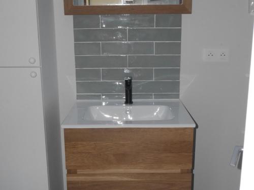 une salle de bain avec un lavabo et un miroir dans l'établissement Longère rénovée proche Palais avec jardin, 5 chambres, 3 salles de bain, WIFI, idéale famille - FR-1-418-179, au Palais