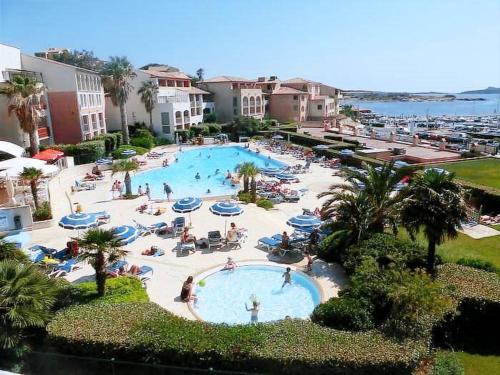 - une vue sur la grande piscine dans l'établissement Appartement T2 + Coin Nuit - Wi-Fi - Piscine Gratuite - Parking Privatif - À 200m Plages et Commerces - FR-1-316-282, à Six-Fours-les-Plages