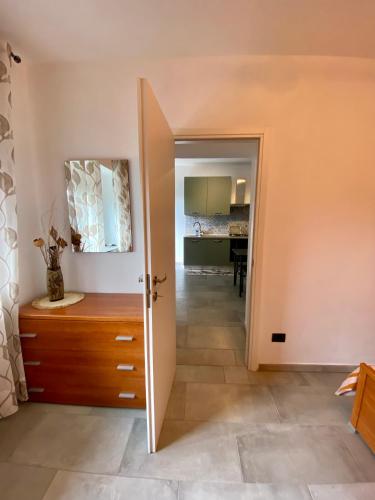 a hallway with a door leading to a dining room at I Limoni Casa Vacanza in Castelletto sopra Ticino