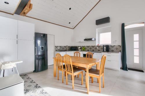 une cuisine avec une table et des chaises en bois dans l'établissement Jard-sur-Mer - Tranquillité assurée, à Jard-sur-Mer