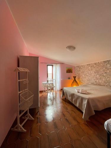 um quarto com uma cama e uma mesa num quarto em Dimora Selù em Laurino