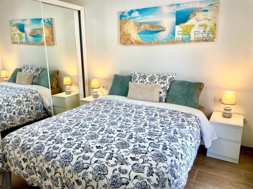 sypialnia z łóżkiem i 2 lampami w obiekcie Seafront Apartment in Amarilla Golf w San Miguel de Abona