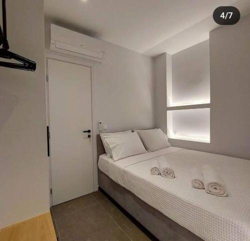 - une chambre avec un lit et 2 oreillers dans l'établissement BlueMotion - 4PortCenterΑpartment, au Pirée