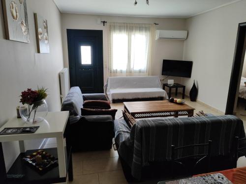 studio apartment KAMARES tesisinde bir oturma alanı