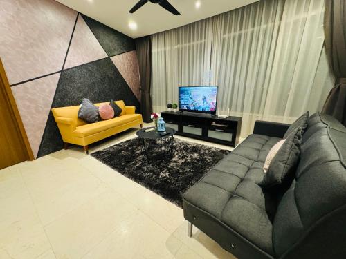 sala de estar con sofá y TV en Vortex Suites Klcc by Rit Villa, en Kuala Lumpur