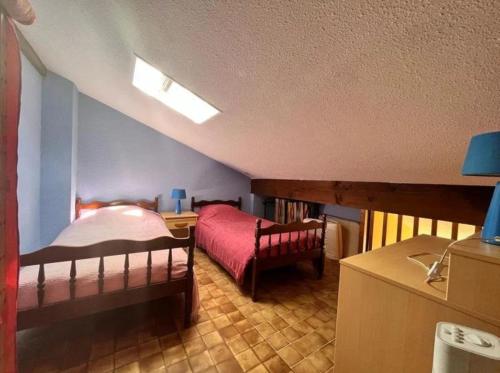 une chambre avec deux lits superposés et un bureau dans l'établissement Bret, à Valras-Plage