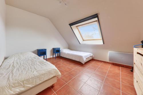 een slaapkamer met 2 bedden en een raam bij Calme et detente en famille au Tour-du-Parc in Le Tour-du-Parc