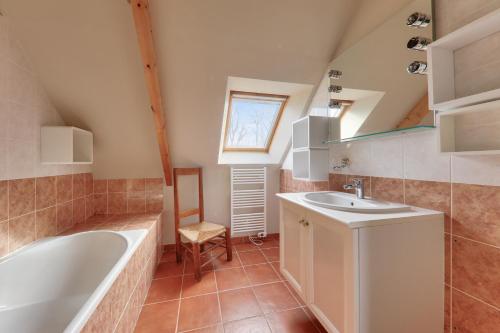 a bathroom with a bath tub and a sink at Maison 4 chambres - Tour du Parc in Le Tour-du-Parc