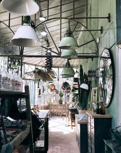 Cette chambre dispose de plusieurs lumières suspendues au plafond. dans l'établissement Une pause en Provence au Village des antiquaires de la Gare, à LʼIsle-sur-la-Sorgue