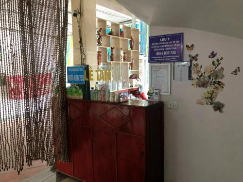 a room with a pharmacy with a pharmacyacistacistacistacist at Ninh Nguyệt Motel in Sơn Tây