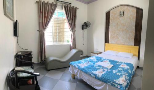 1 dormitorio con cama y ventana en Ninh Nguyệt Motel, en Sơn Tây