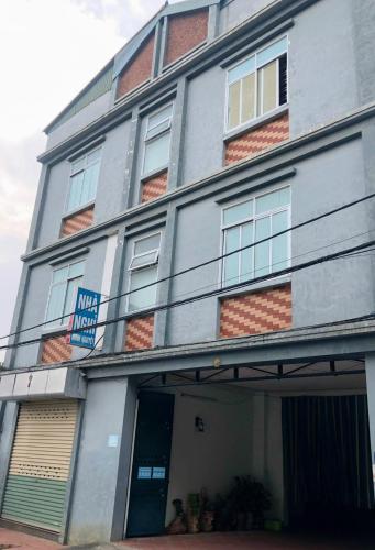 un edificio con una señal delante de él en Ninh Nguyệt Motel, en Sơn Tây