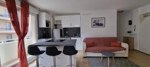 kuchnia ze stołem, krzesłami i kanapą w obiekcie T2 Moderne Proche du port - CLIM w Nicei