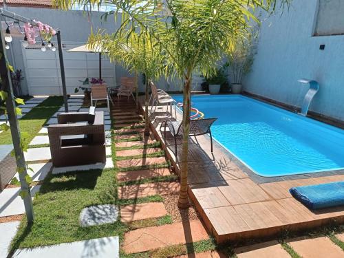 Kolam renang di atau dekat dengan Espaço Inteiro: Chalé, até 4 pessoas, com piscina
