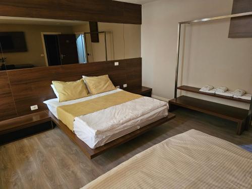 Katil atau katil-katil dalam bilik di HOTEL BENITA